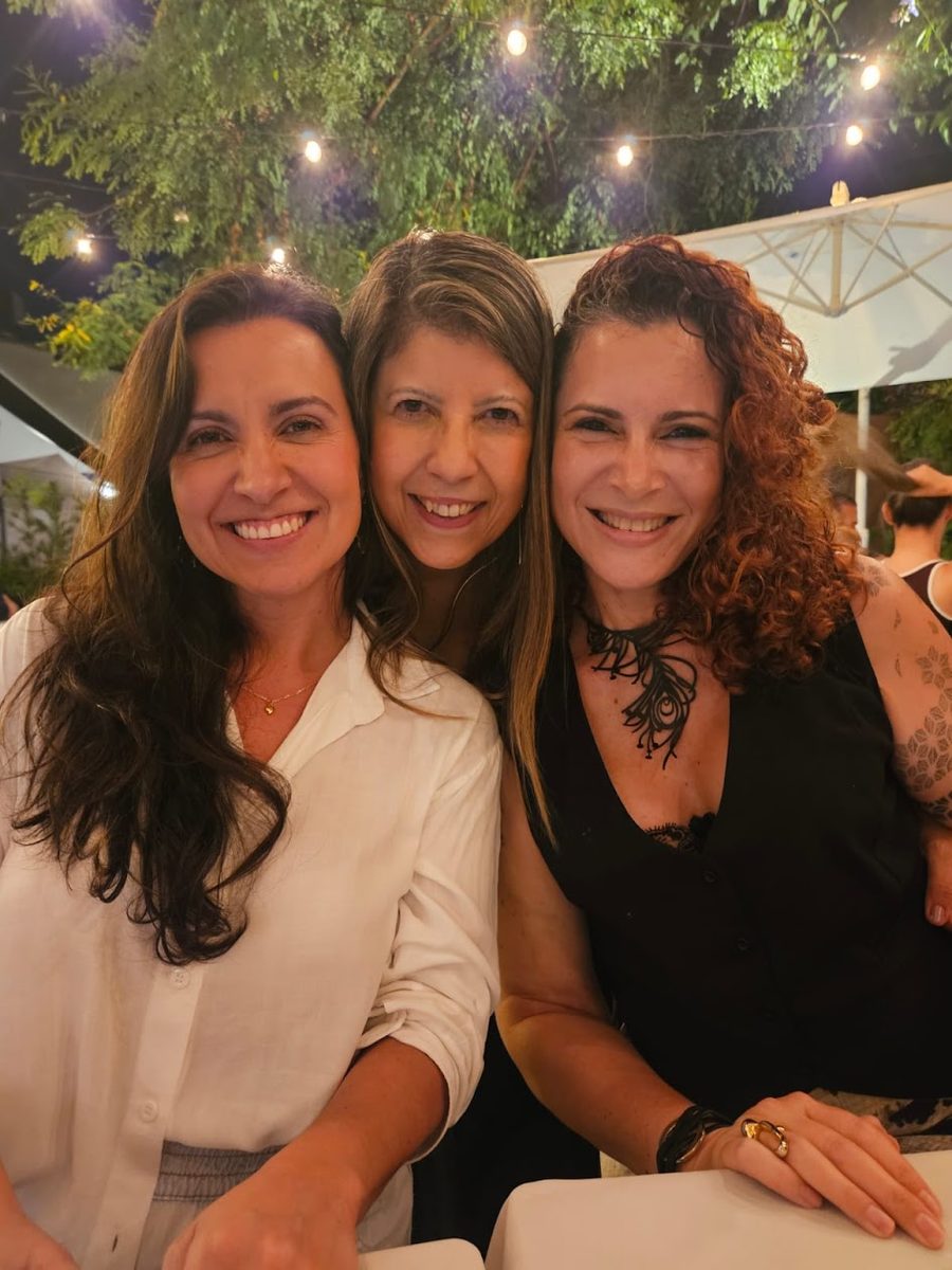 Jaya com as amigas