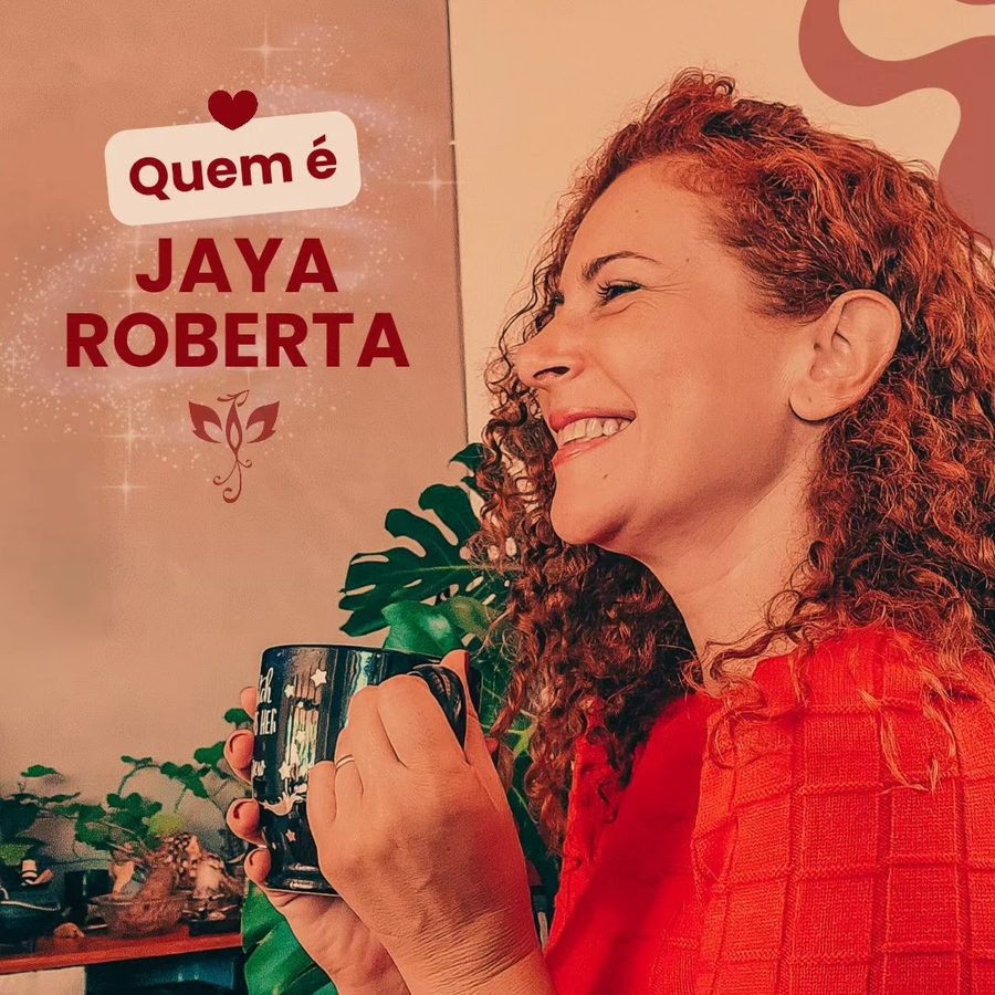 Jaya Roberta sorrindo com uma caneca na mão, no card 'Quem é Jaya Roberta'